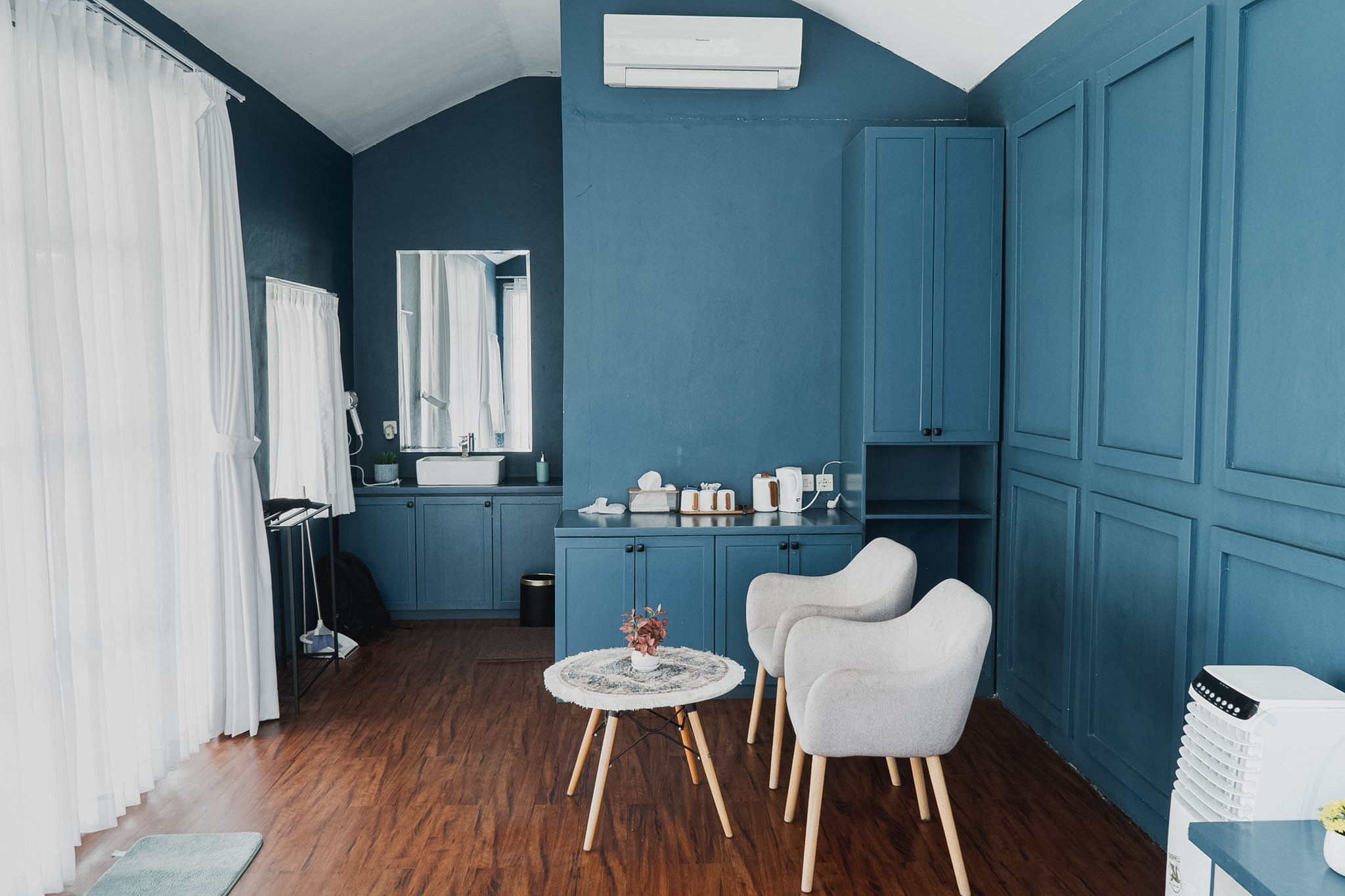 Kamar Mandi Biru